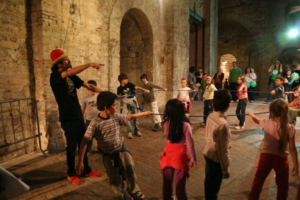 Prof.Pietrosky e bambini che tengono in mano e tendono un cerchio al Perugia Science Fest