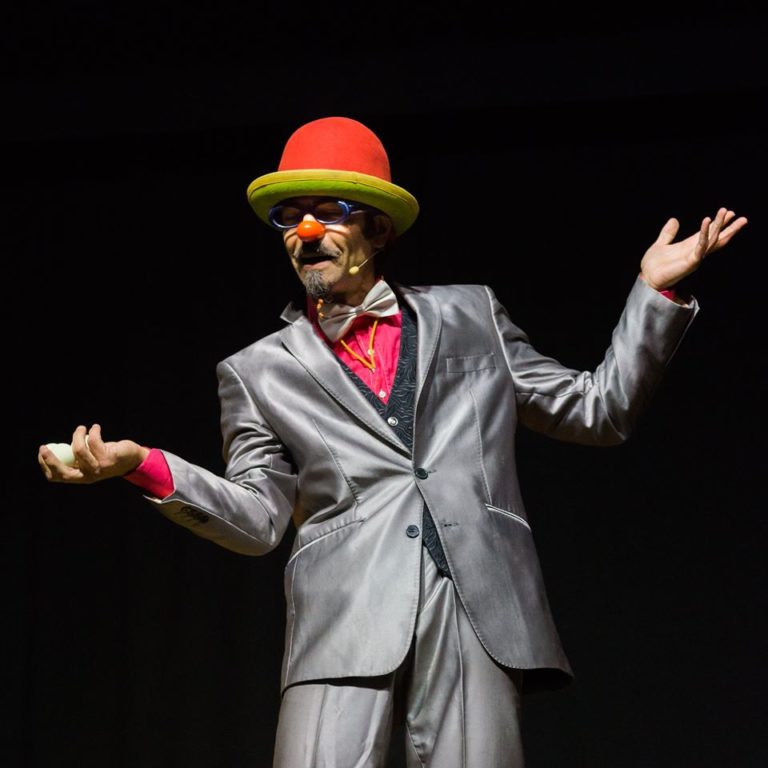 Prof pietrosky cappello rosso in performance